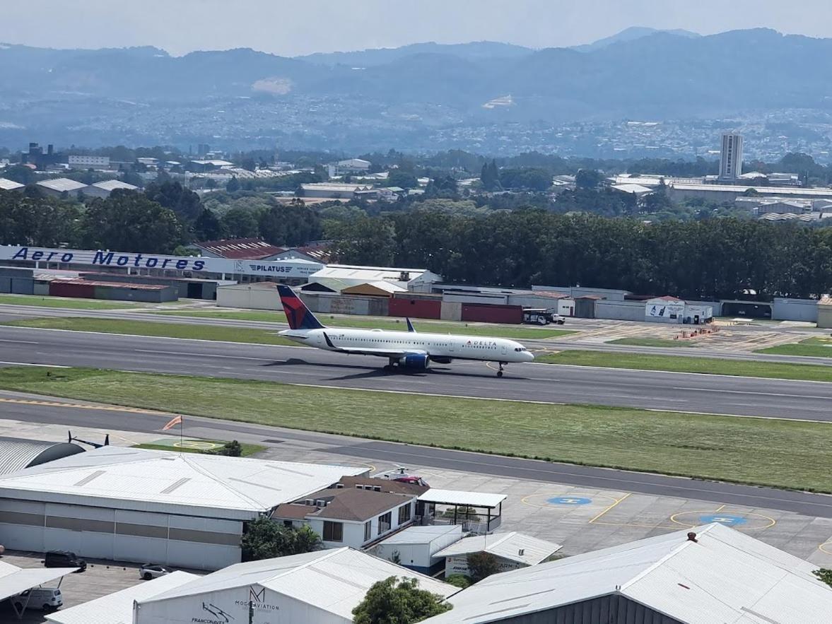 Apartmán Amazing Aircrafts Views In Front Of Airport Ciudad de Guatemala Exteriér fotografie
